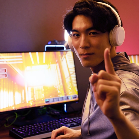 ゲームをする男性