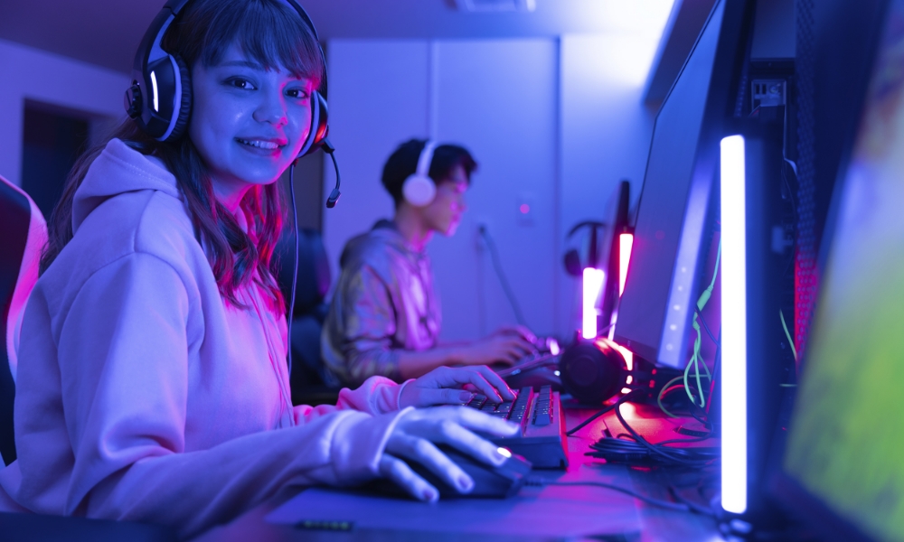 ゲームをする女性